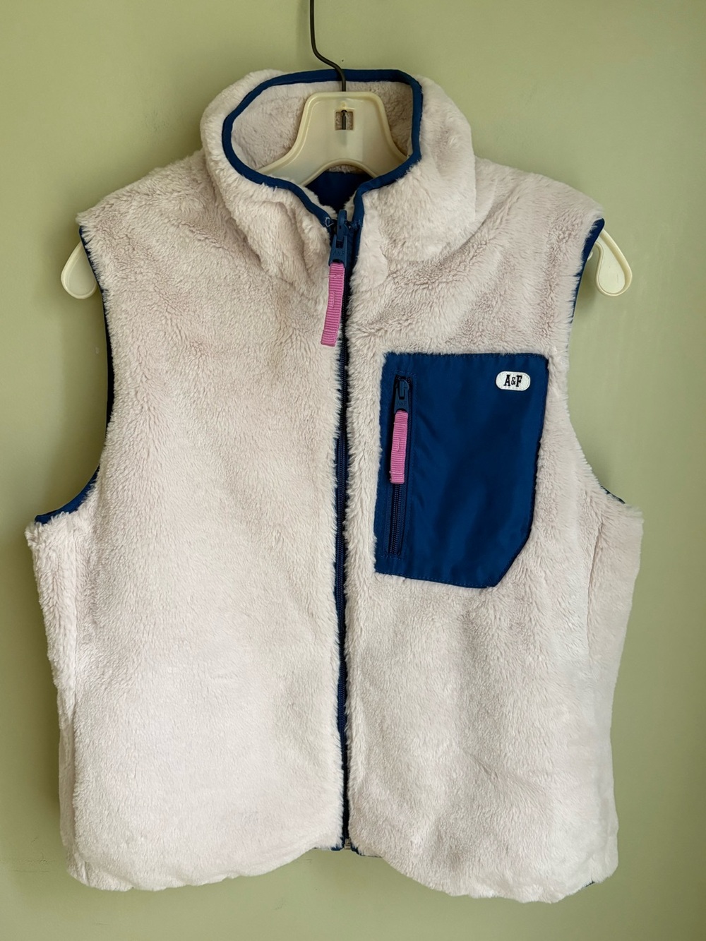 Abercrombie & Fitch Reversible Sherpa Vest. Cream fur/blue quilting Size M/Nice!